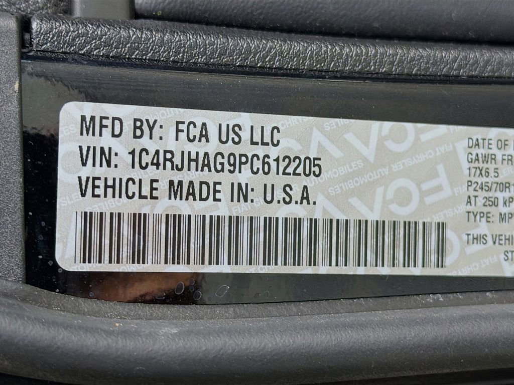 Used 2023 Jeep Grand Cherokee Laredo AWD/4WD image 30