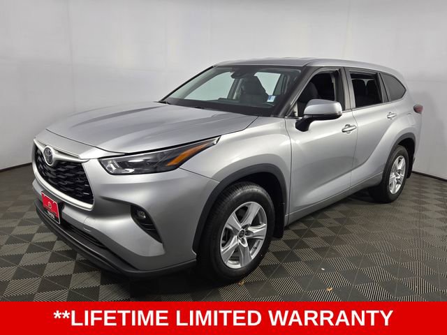 Used 2024 Toyota Highlander LE AWD/4WD image 3