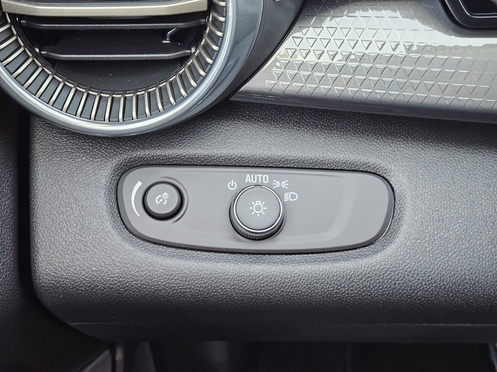 New 2026 Chevrolet Trax ACTIV w/ Sunroof Package image 21