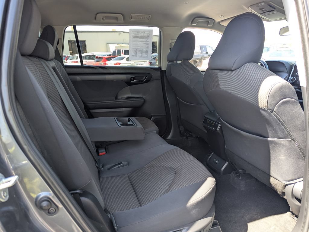 Used 2023 Toyota Highlander LE FWD image 32