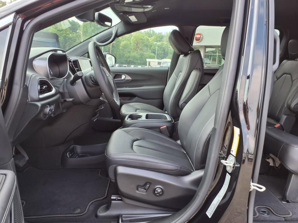 New 2026 Chrysler Pacifica Select image 4