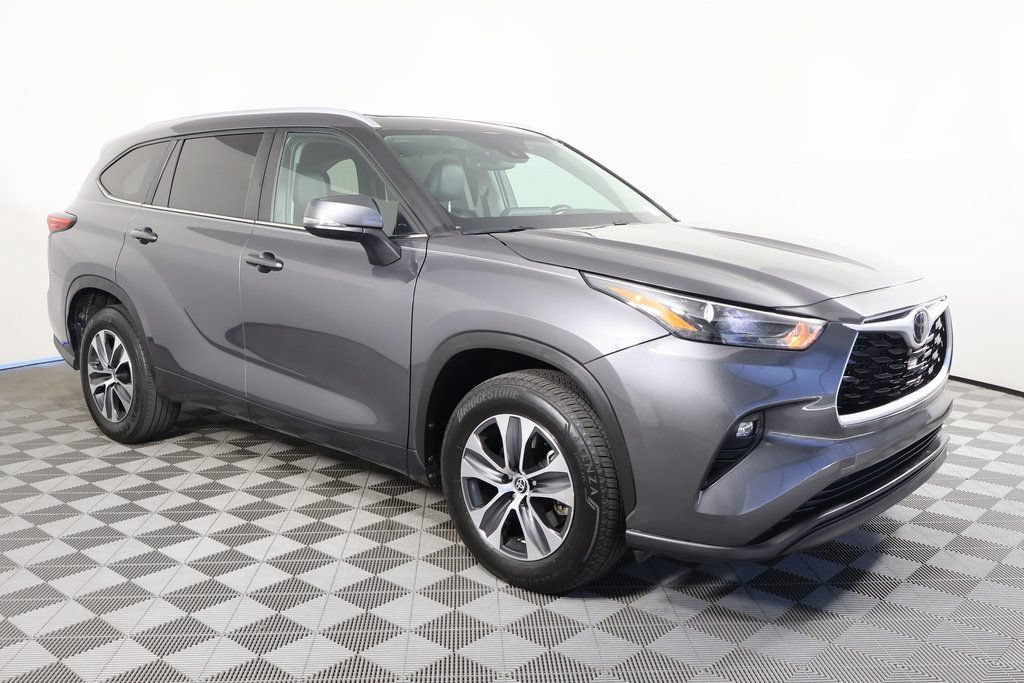 Used 2023 Toyota Highlander XLE FWD image 3