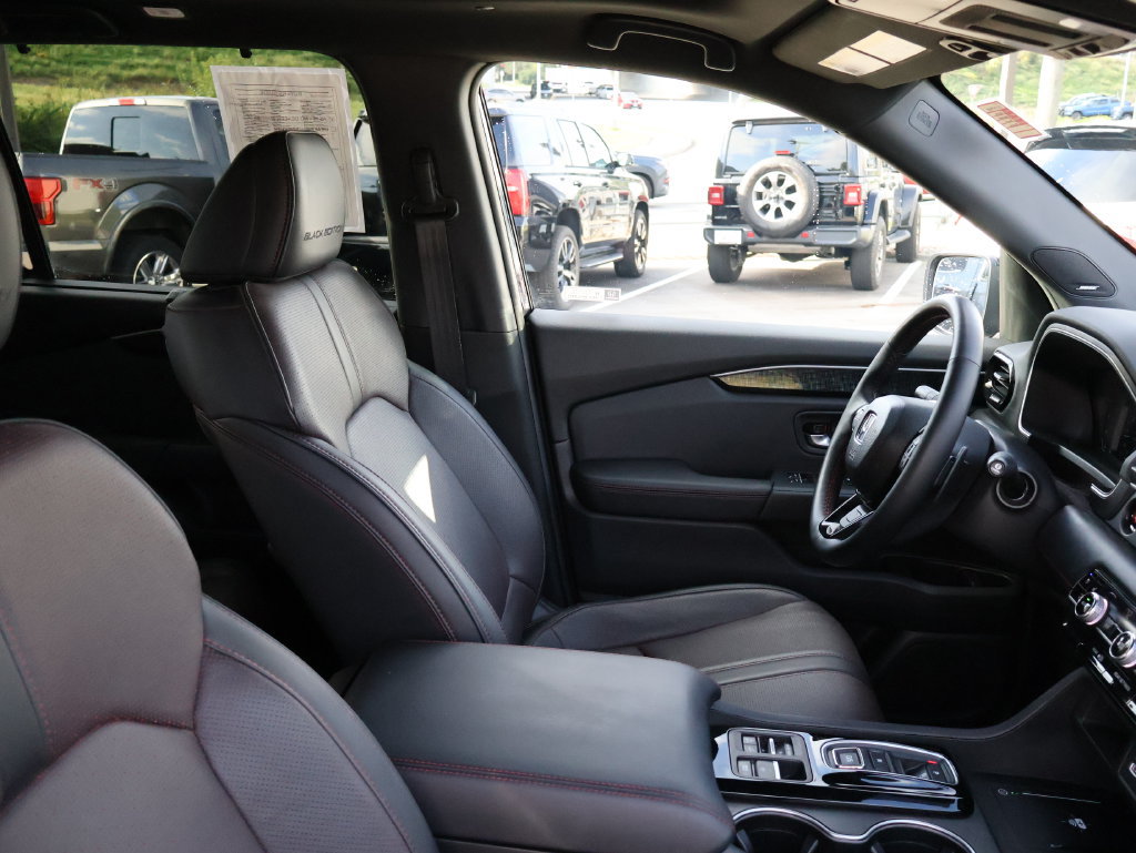 Certified 2025 Honda Pilot Black Edition image 8