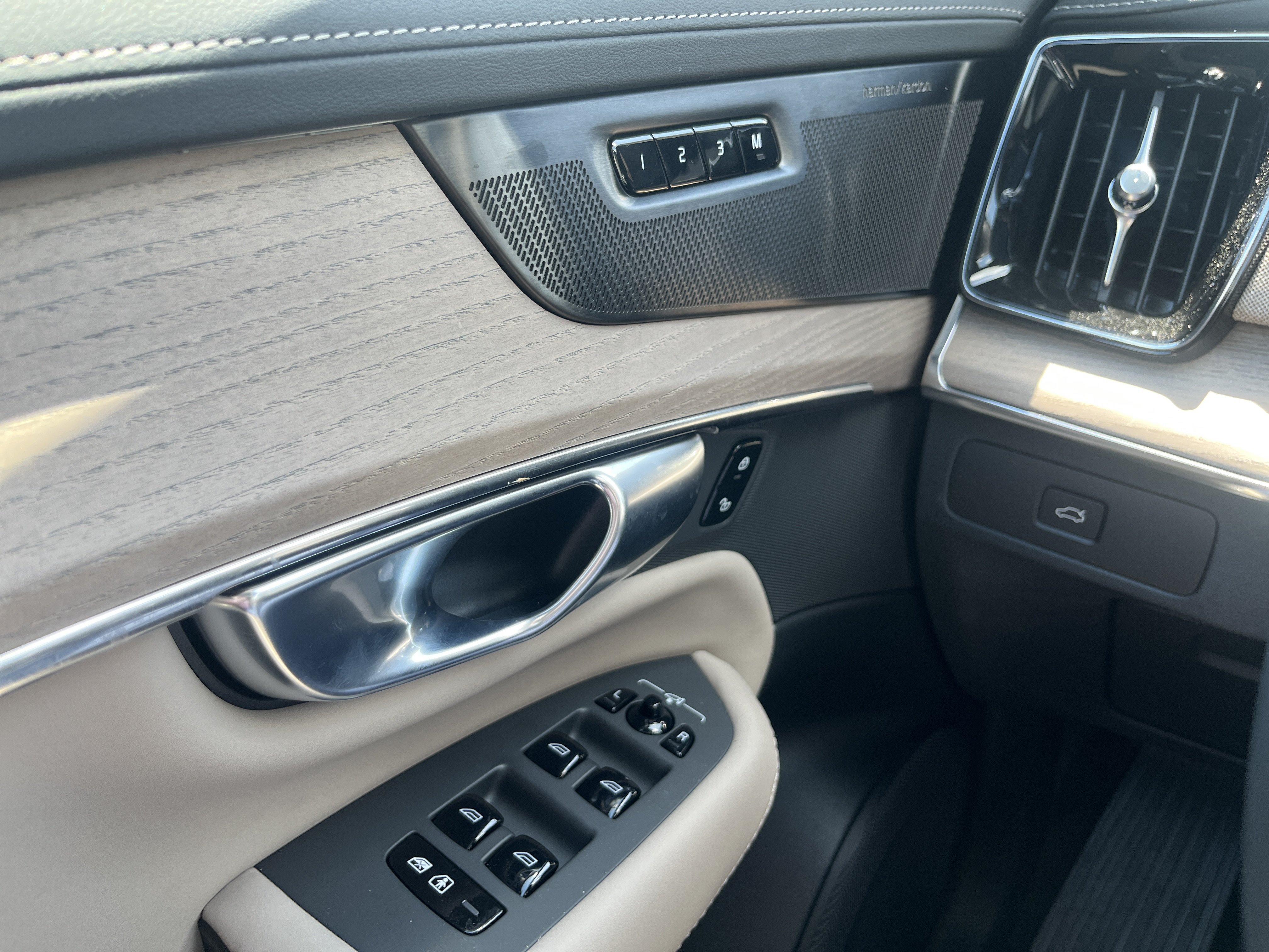 New 2026 Volvo XC90 B6 Plus w/ Protection Package Premier AWD/4WD image 23