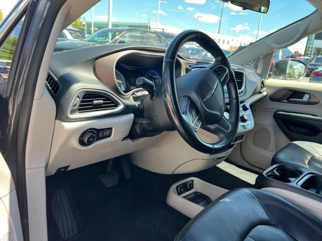 Used 2018 Chrysler Pacifica Touring-L FWD image 9