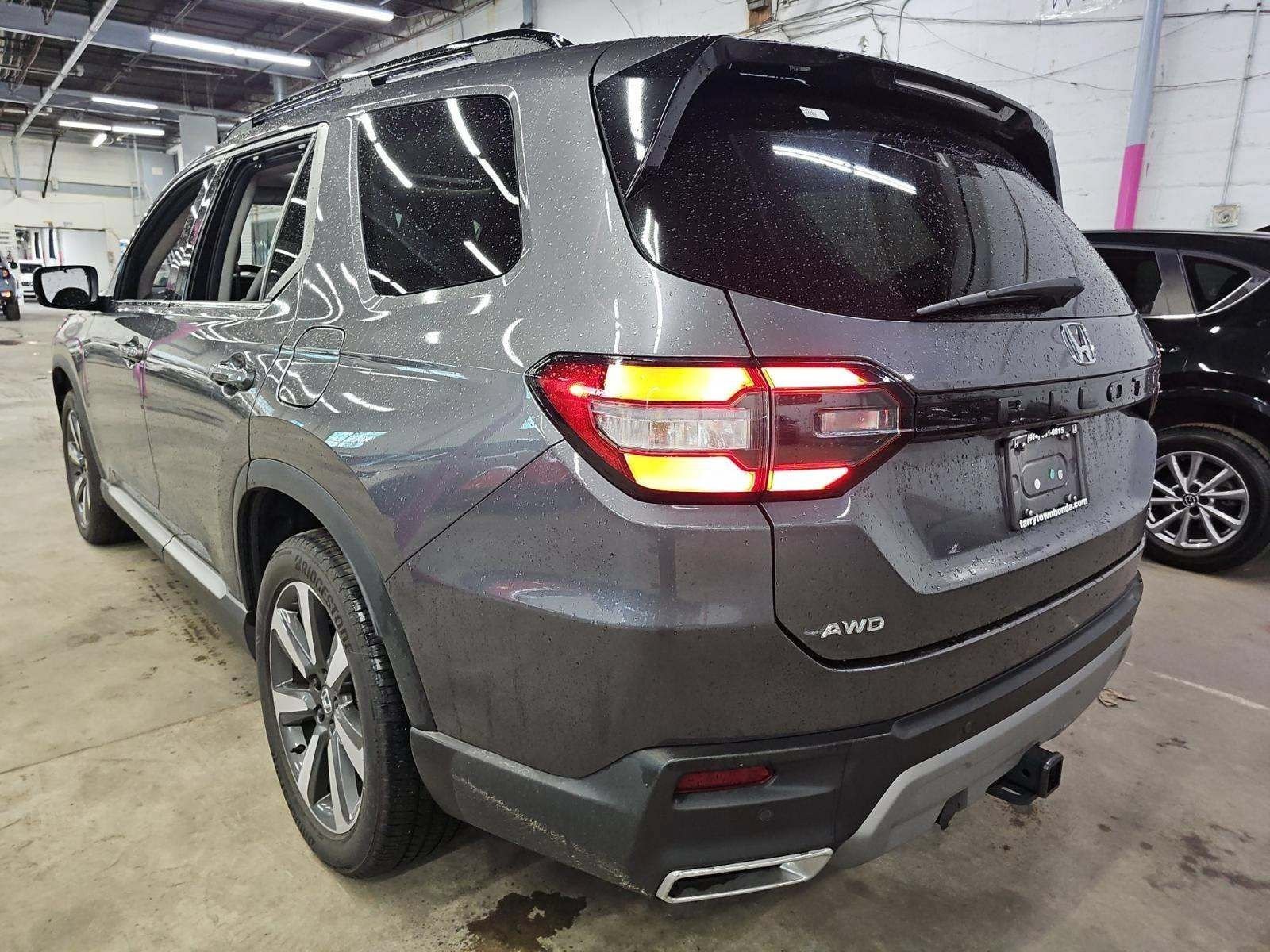 Used 2025 Honda Pilot Touring image 2