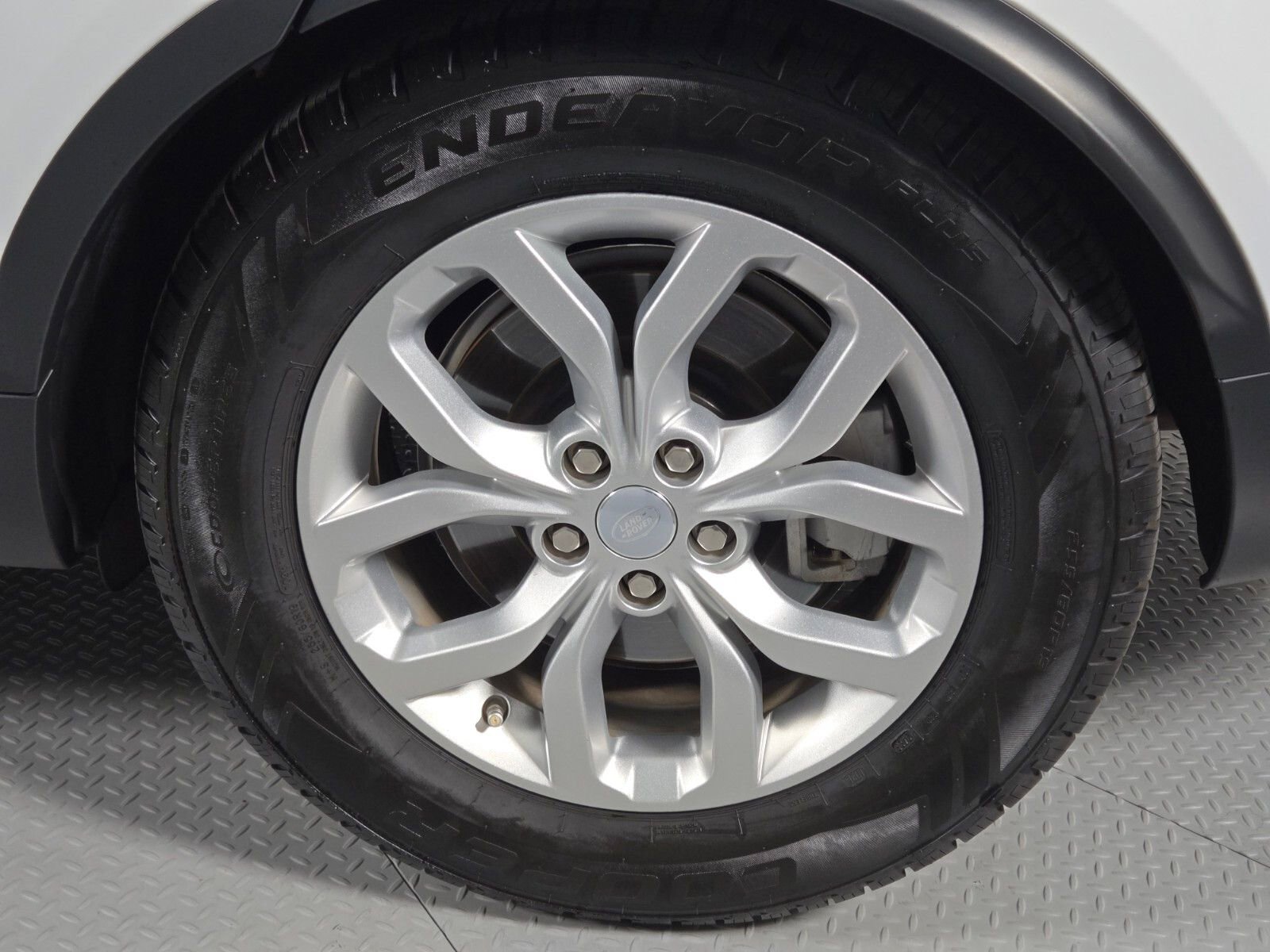 Used 2020 Land Rover Discovery SE AWD/4WD image 10