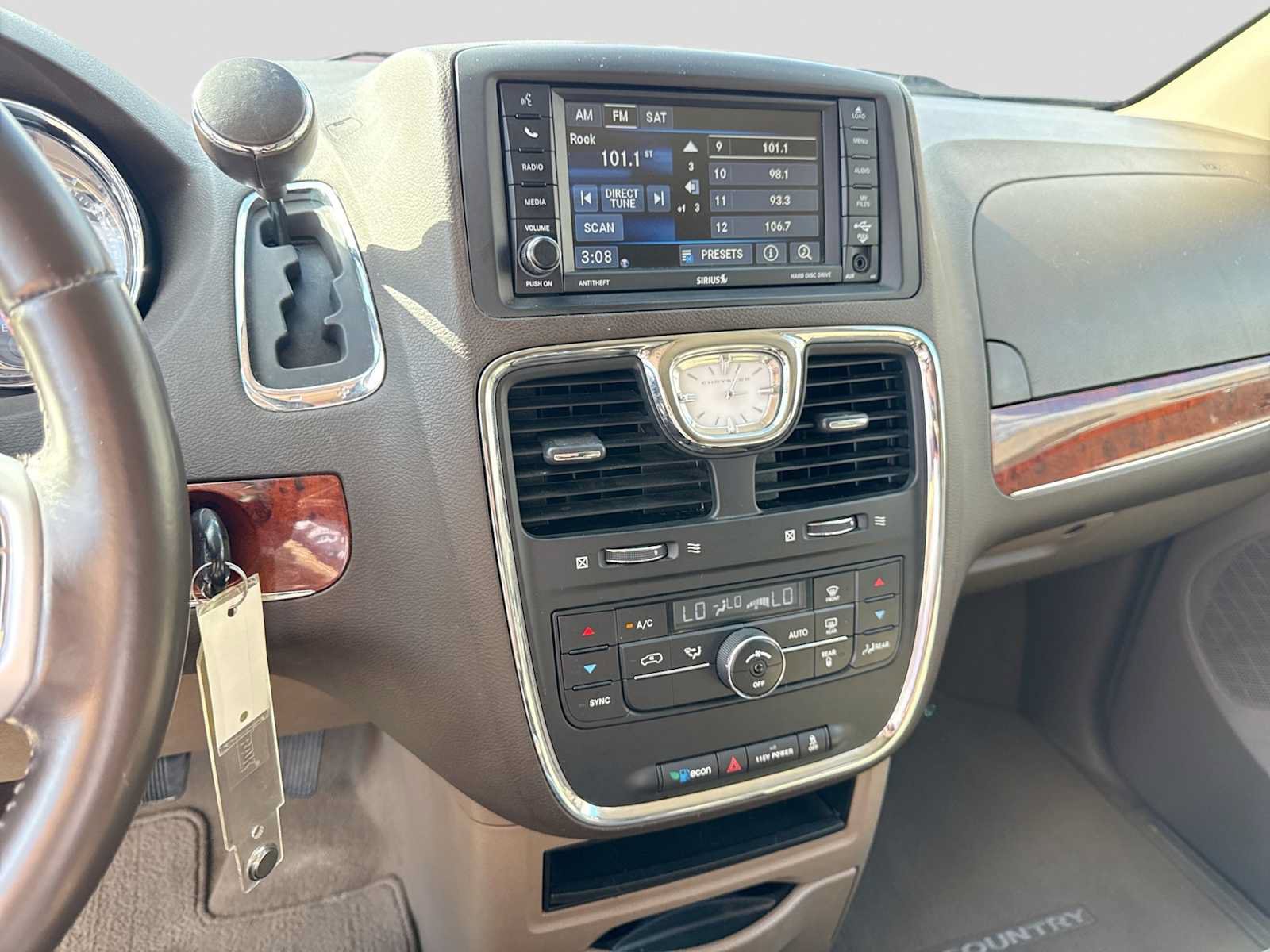 Used 2014 Chrysler Town & Country Touring-L FWD image 24