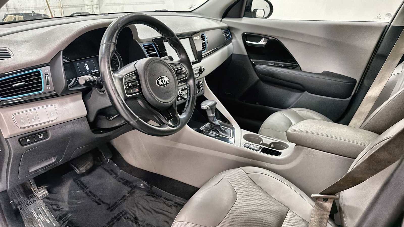 Used 2017 Kia Niro Touring FWD image 12