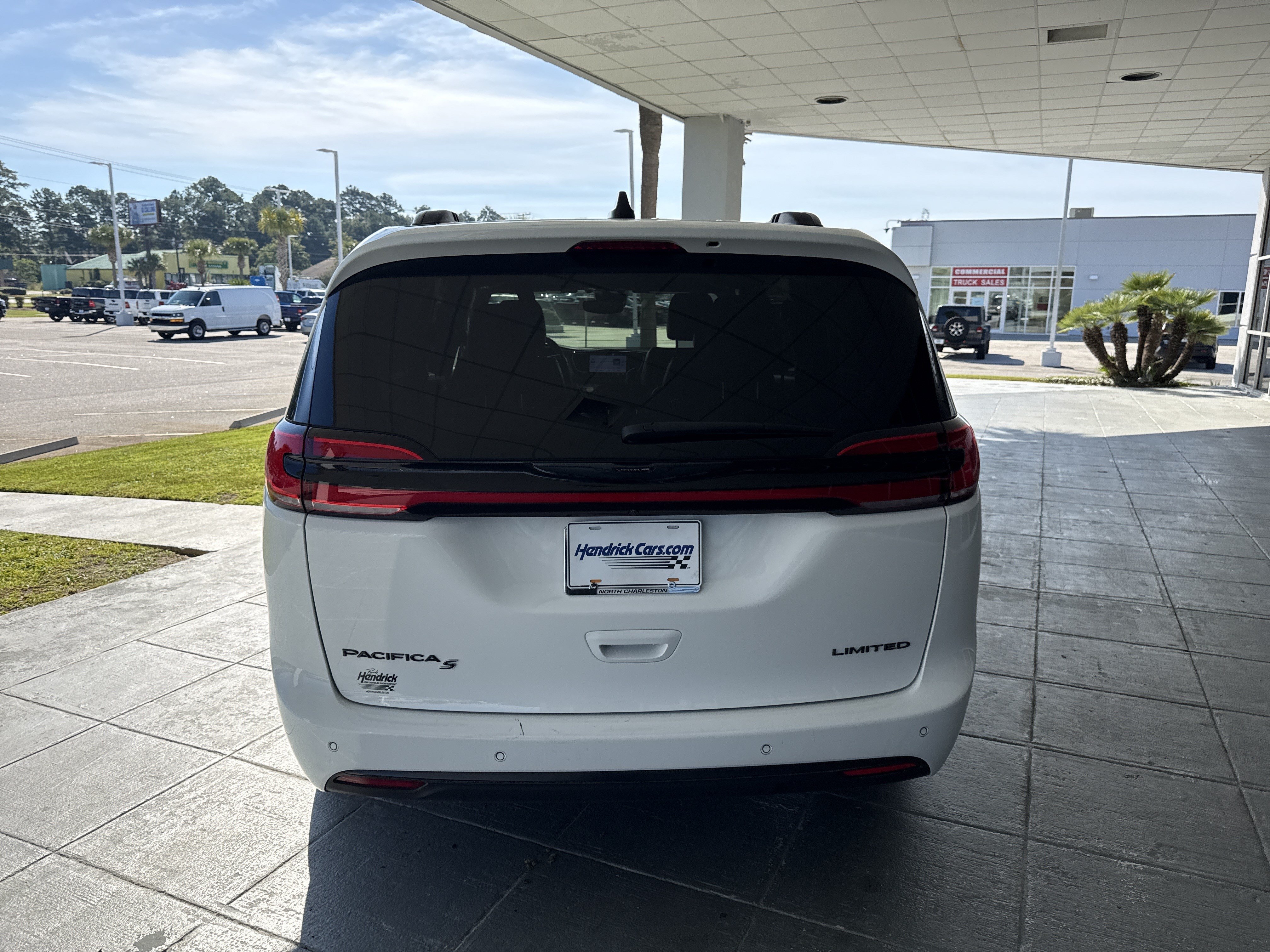 Used 2025 Chrysler Pacifica Limited FWD image 11