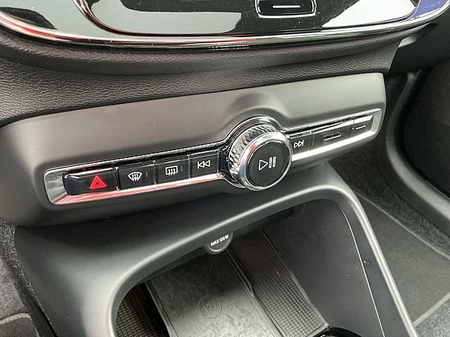 Used 2025 Volvo XC40 B5 Plus image 24