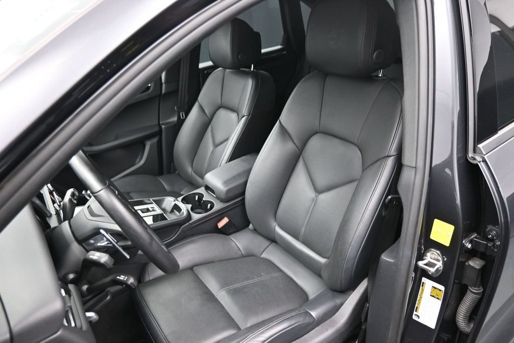 Certified 2025 Porsche Macan AWD/4WD image 5