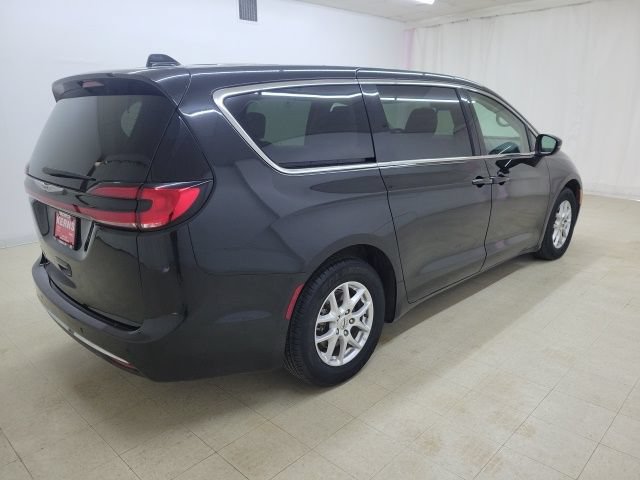 Used 2023 Chrysler Pacifica Touring-L FWD image 6
