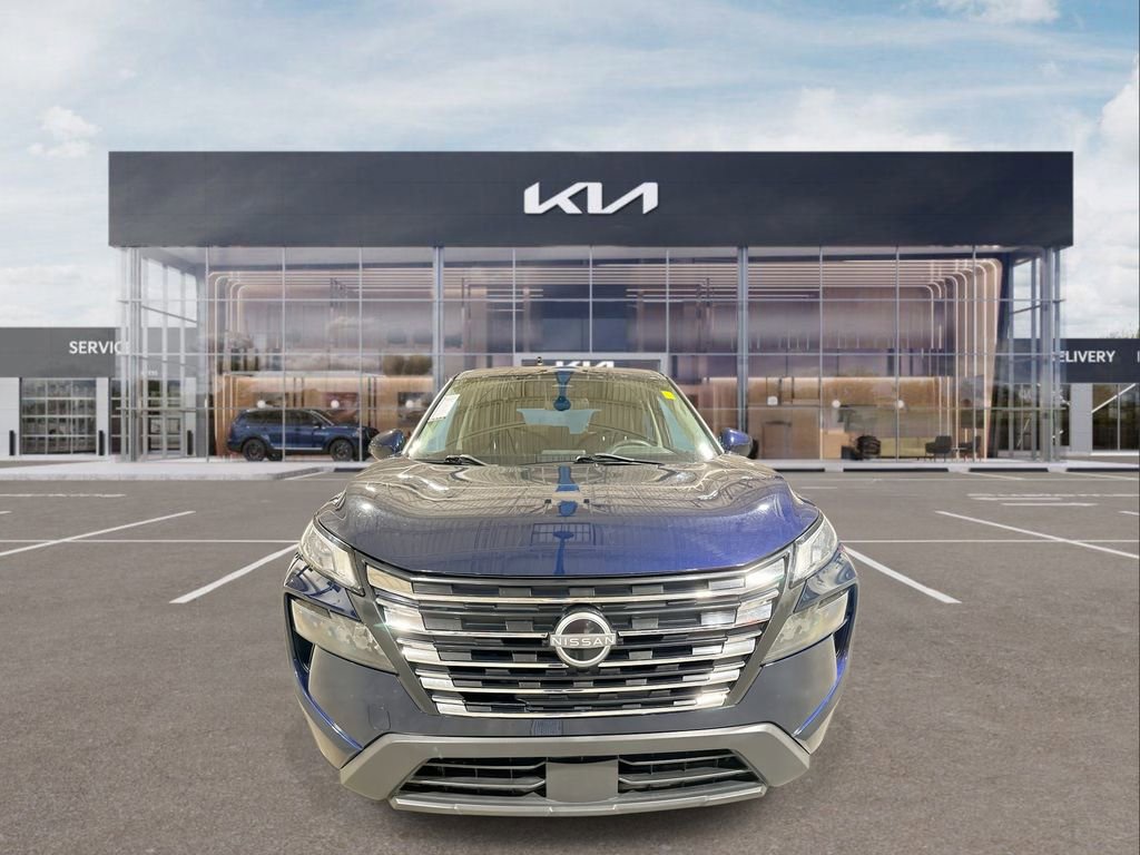 Used 2024 Nissan Rogue SV image 3