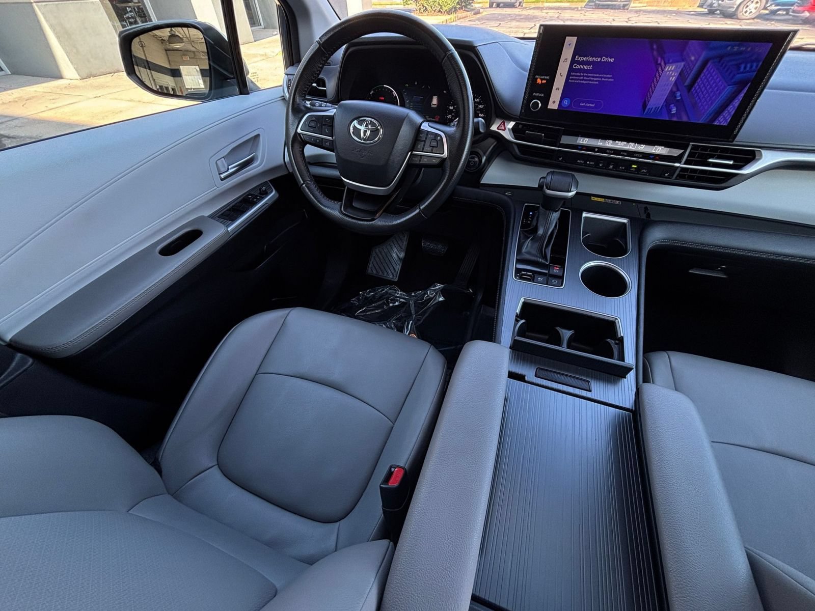 Used 2025 Toyota Sienna XLE FWD image 37