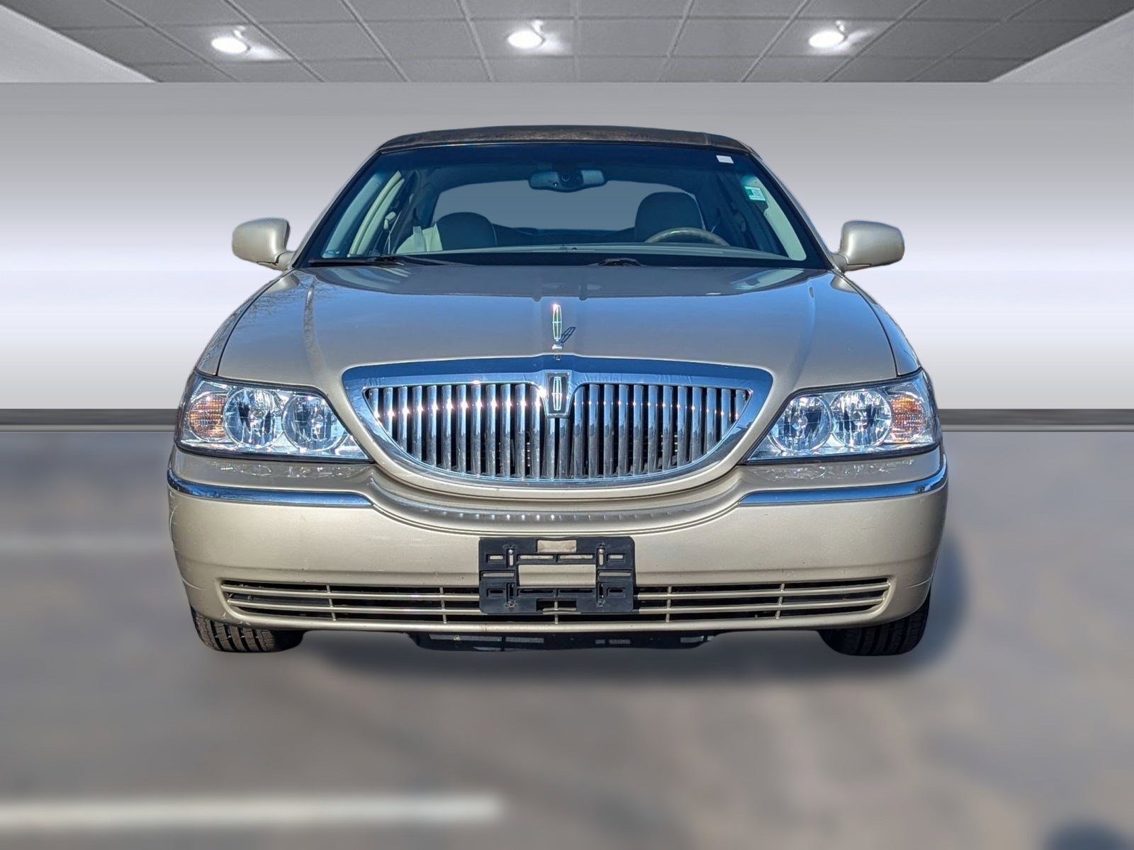 Used 2004 Lincoln Town Car Signature image 6