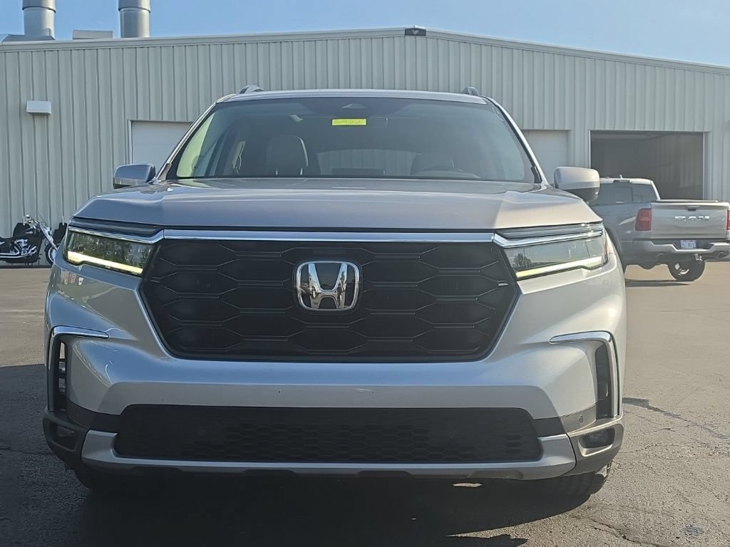 Certified 2024 Honda Pilot Touring image 2