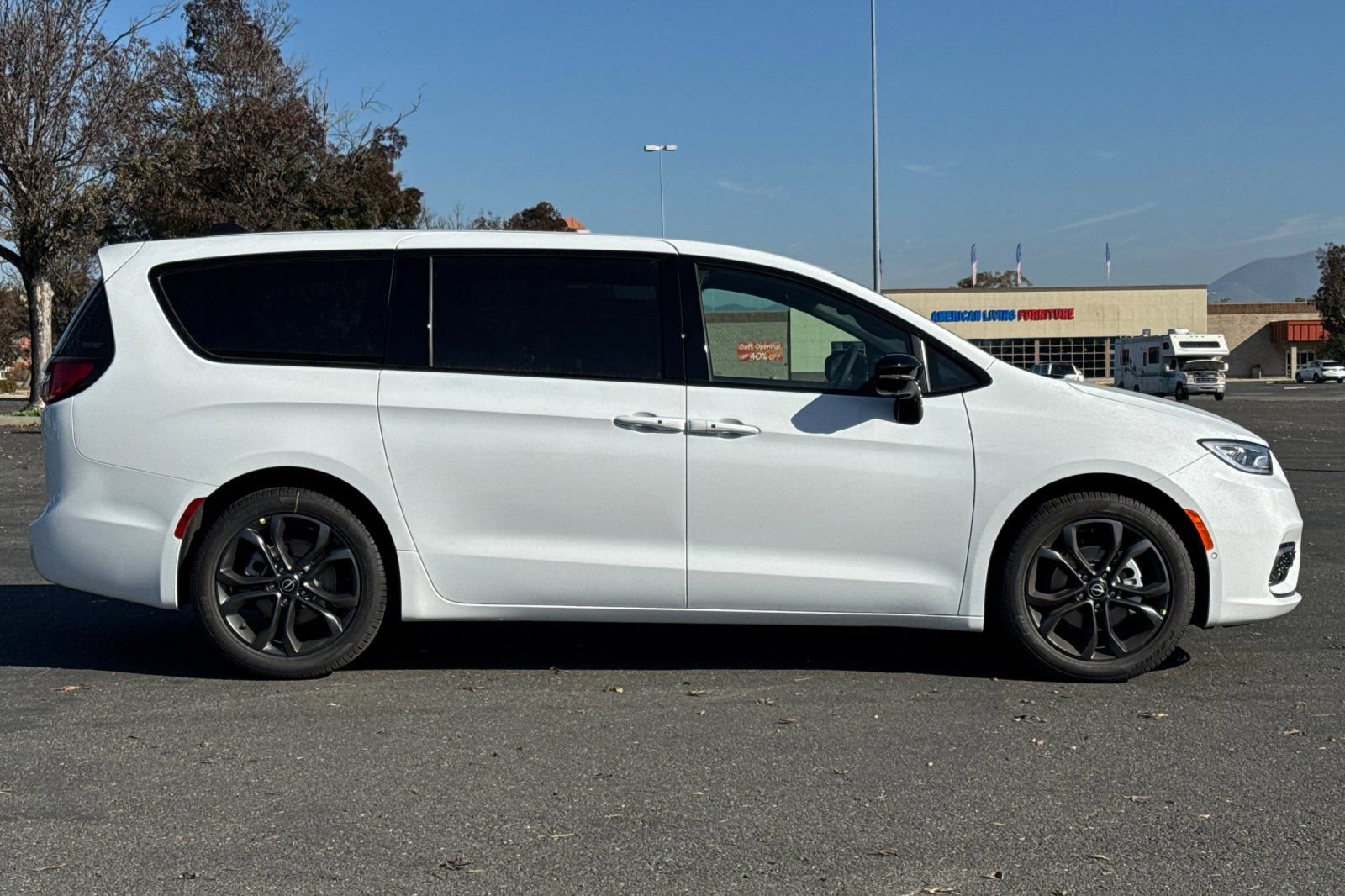 New 2026 Chrysler Pacifica Select image 2