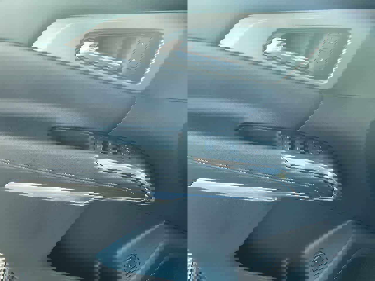 Used 2025 Chevrolet Traverse LT image 13