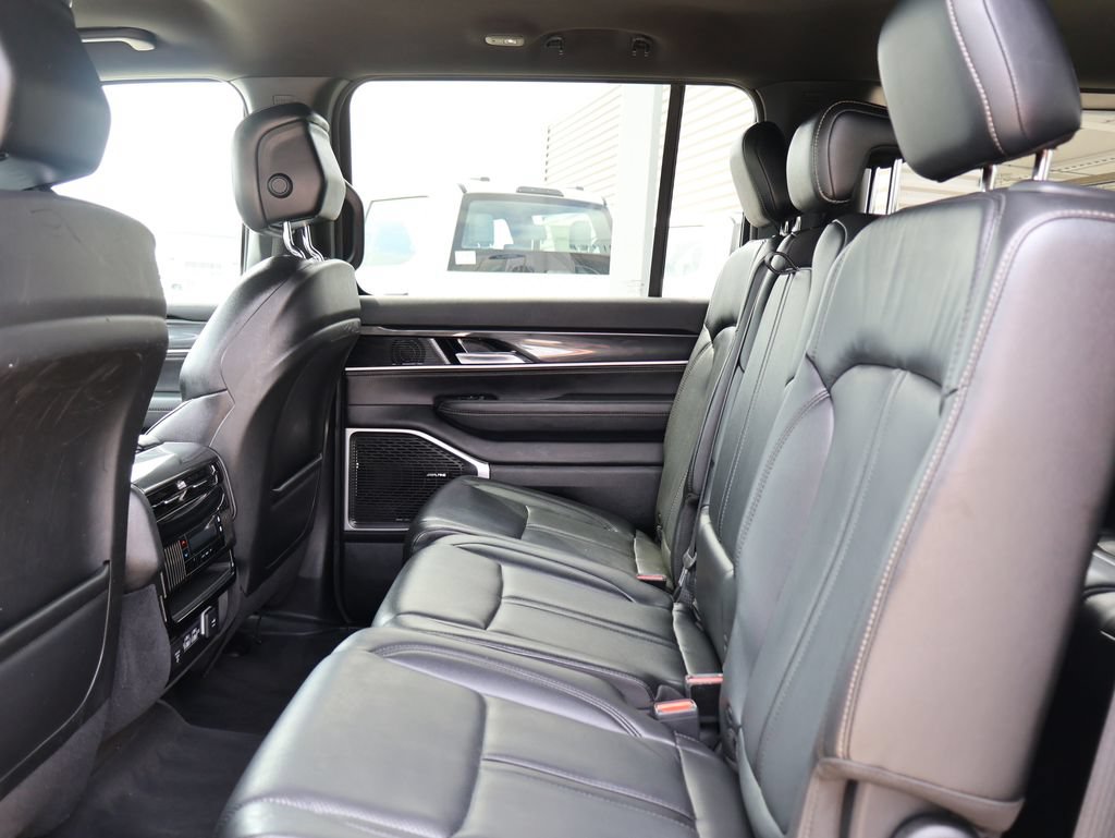 Used 2023 Jeep Wagoneer 4WD image 18