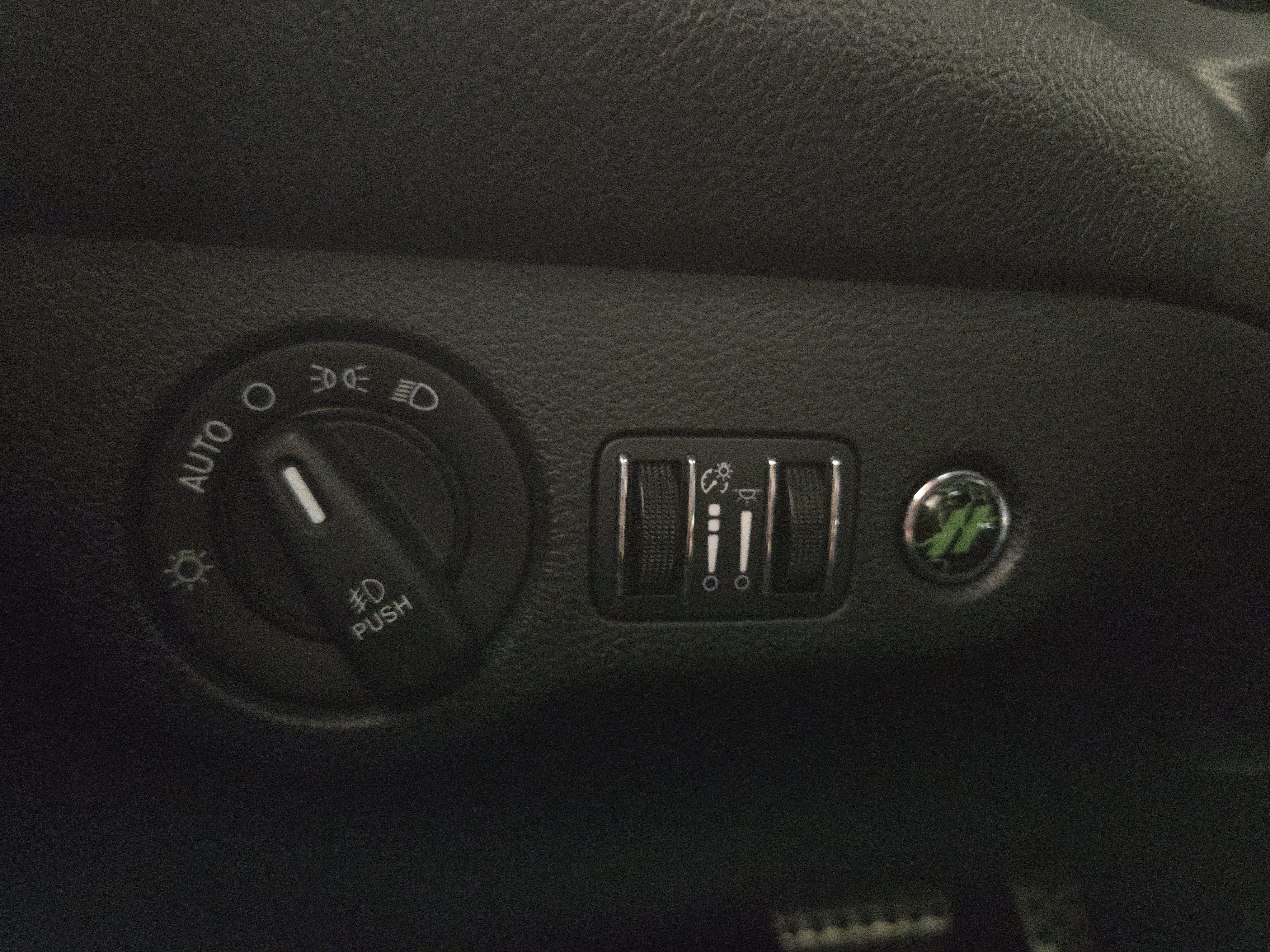 Used 2015 Dodge Challenger R/T Scat Pack w/ Leather Interior Group RWD image 27