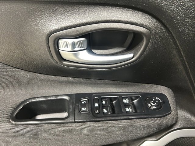 Used 2018 Jeep Renegade Latitude image 11