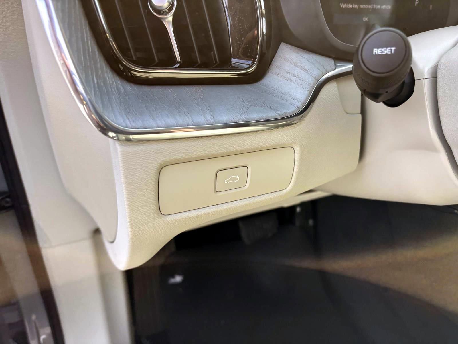 Used 2025 Volvo XC60 B5 Plus w/ Climate Package image 14