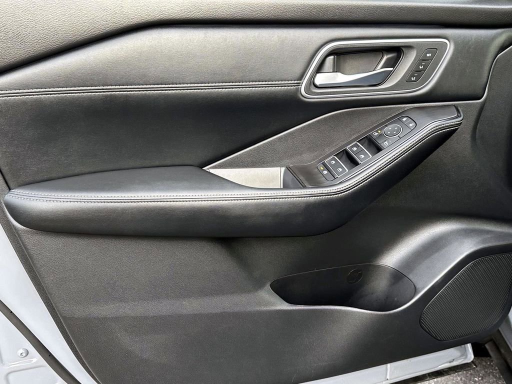 Certified 2025 Nissan Rogue Platinum w/ Tech Package image 19