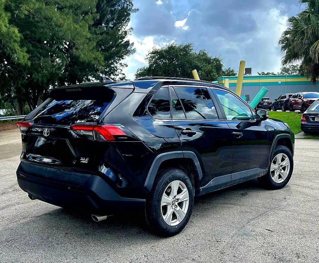 Used 2021 Toyota RAV4 XLE AWD/4WD image 8