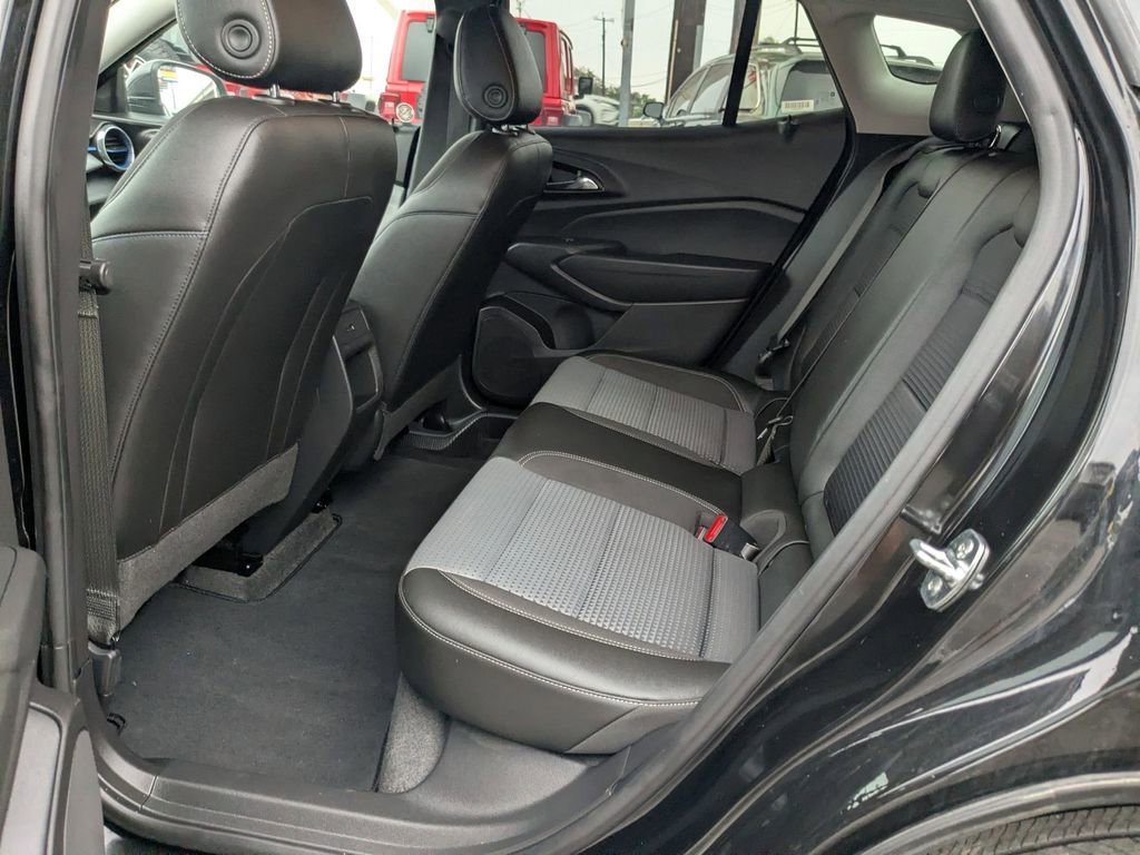 Used 2025 Chevrolet Trax LT w/ LT Convenience Package FWD image 22