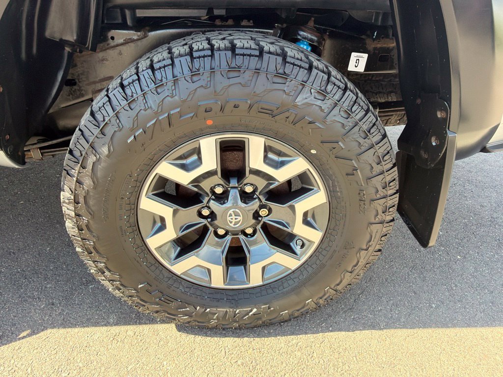 Used 2018 Toyota Tacoma TRD Off-Road w/ Technology Package AWD/4WD image 31