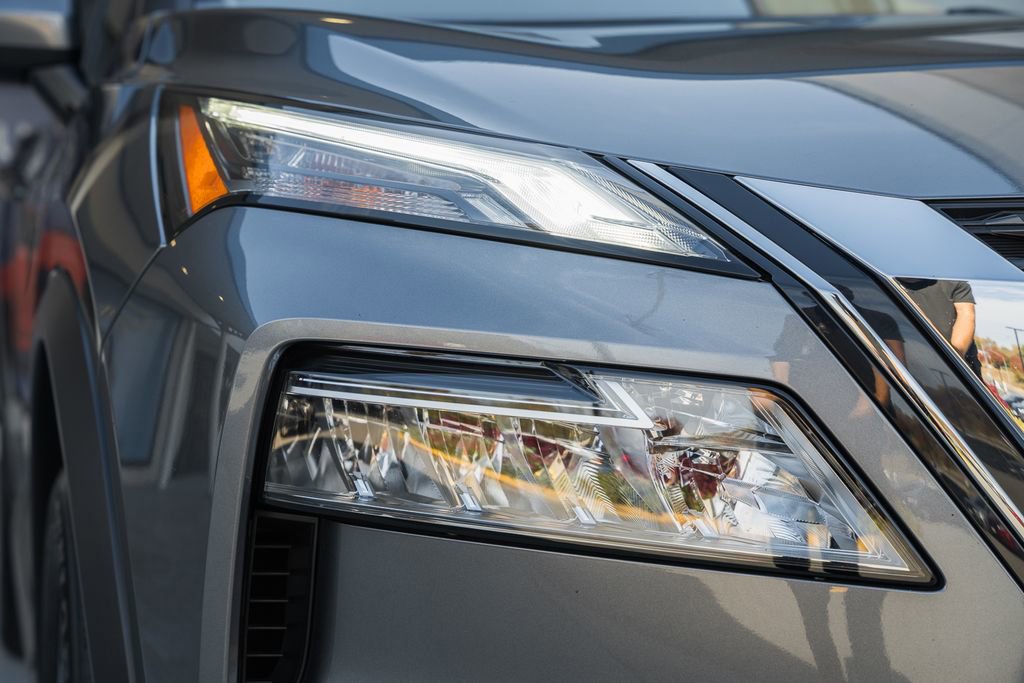 Used 2023 Nissan Rogue SV image 12