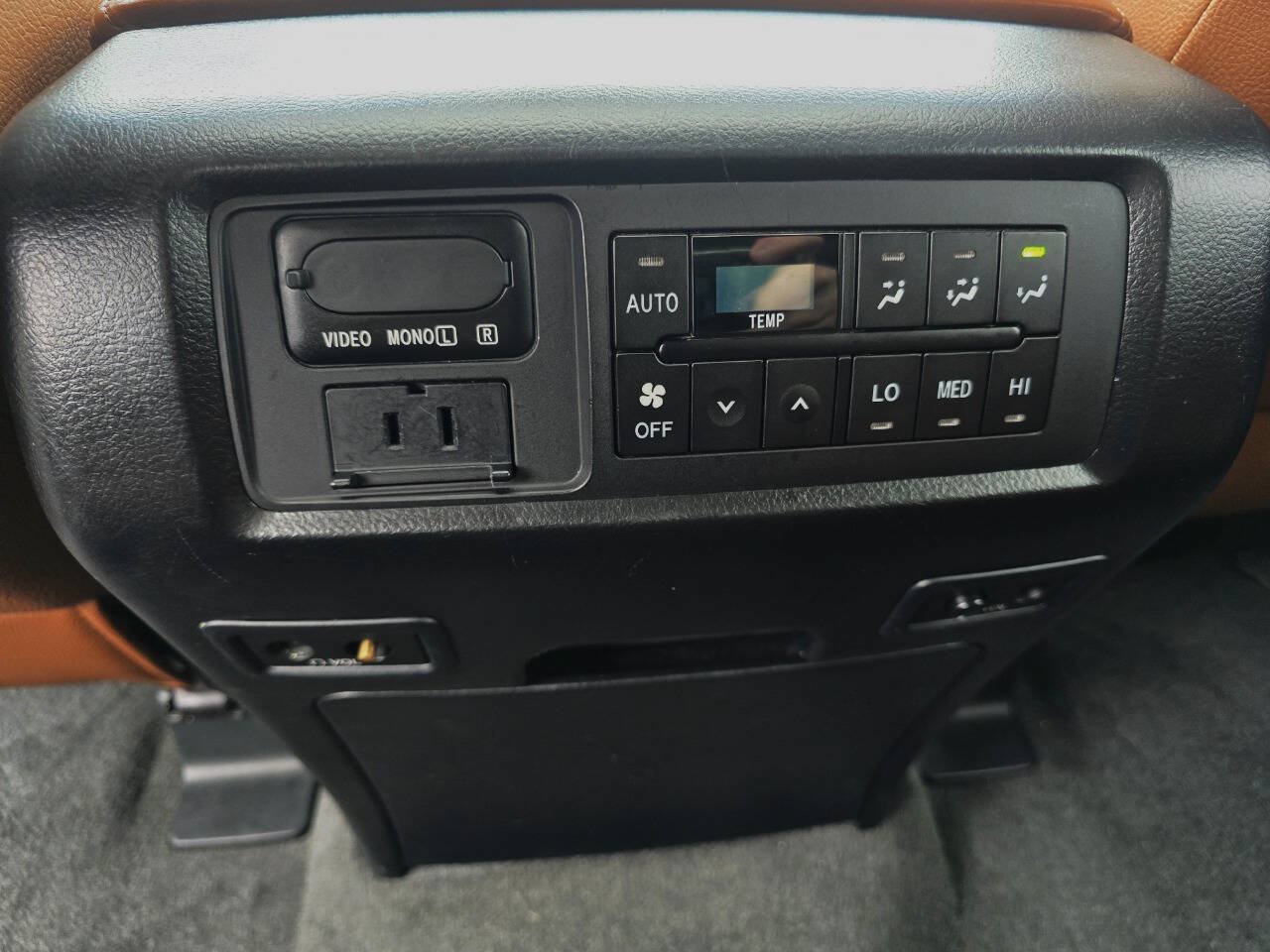 Used 2013 Toyota Sequoia Platinum AWD/4WD image 27