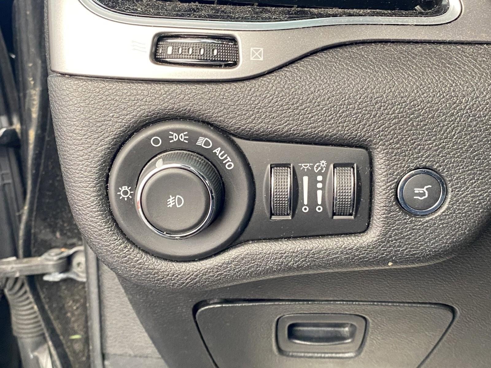 Used 2019 Jeep Cherokee Limited image 23