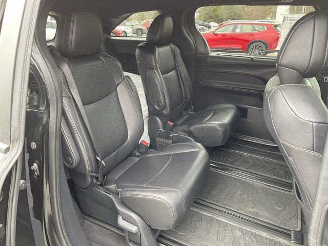 Used 2025 Toyota Sienna XLE Woodland Edition image 23