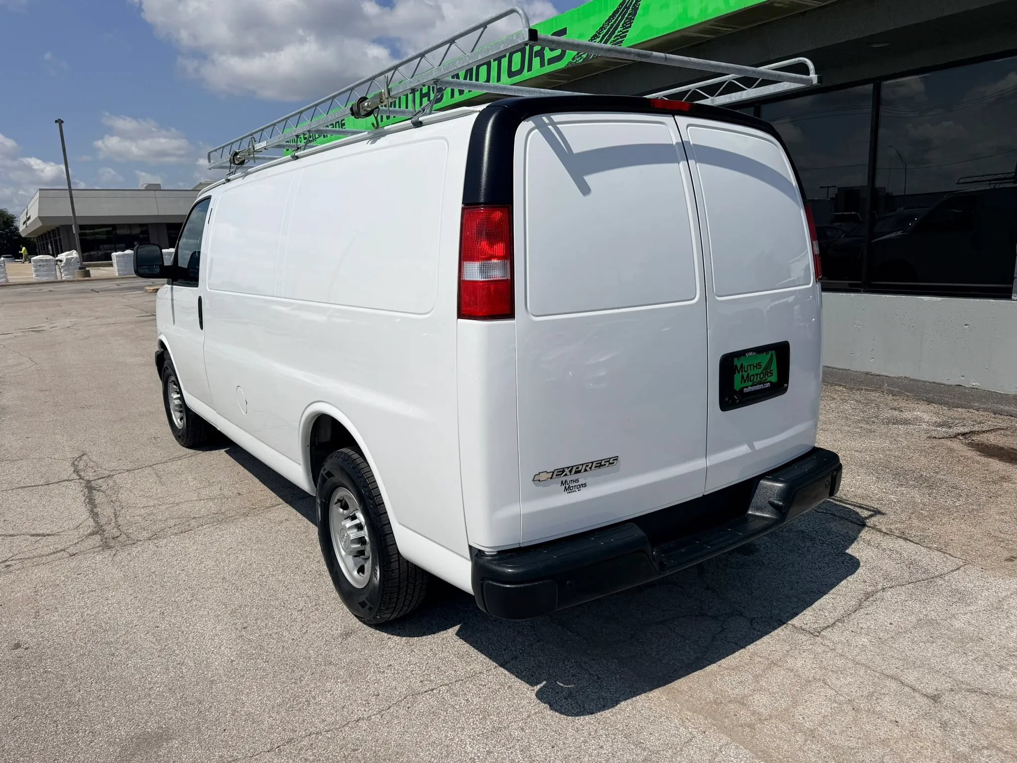 Used 2019 Chevrolet Express 3500 w/ Driver Convenience Package RWD image 5