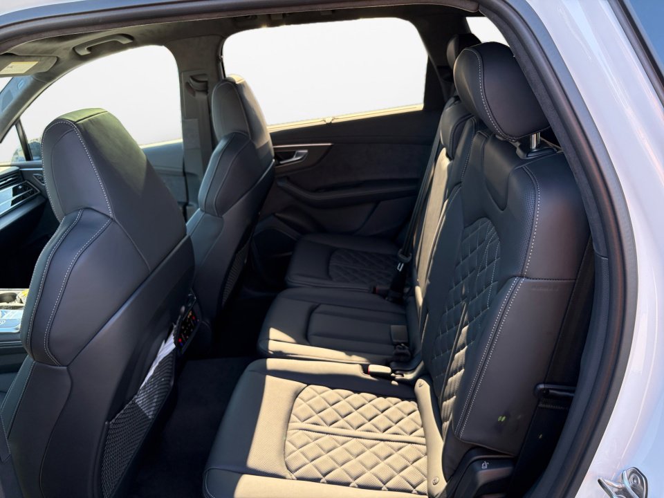 New 2026 Audi SQ7 Prestige image 13