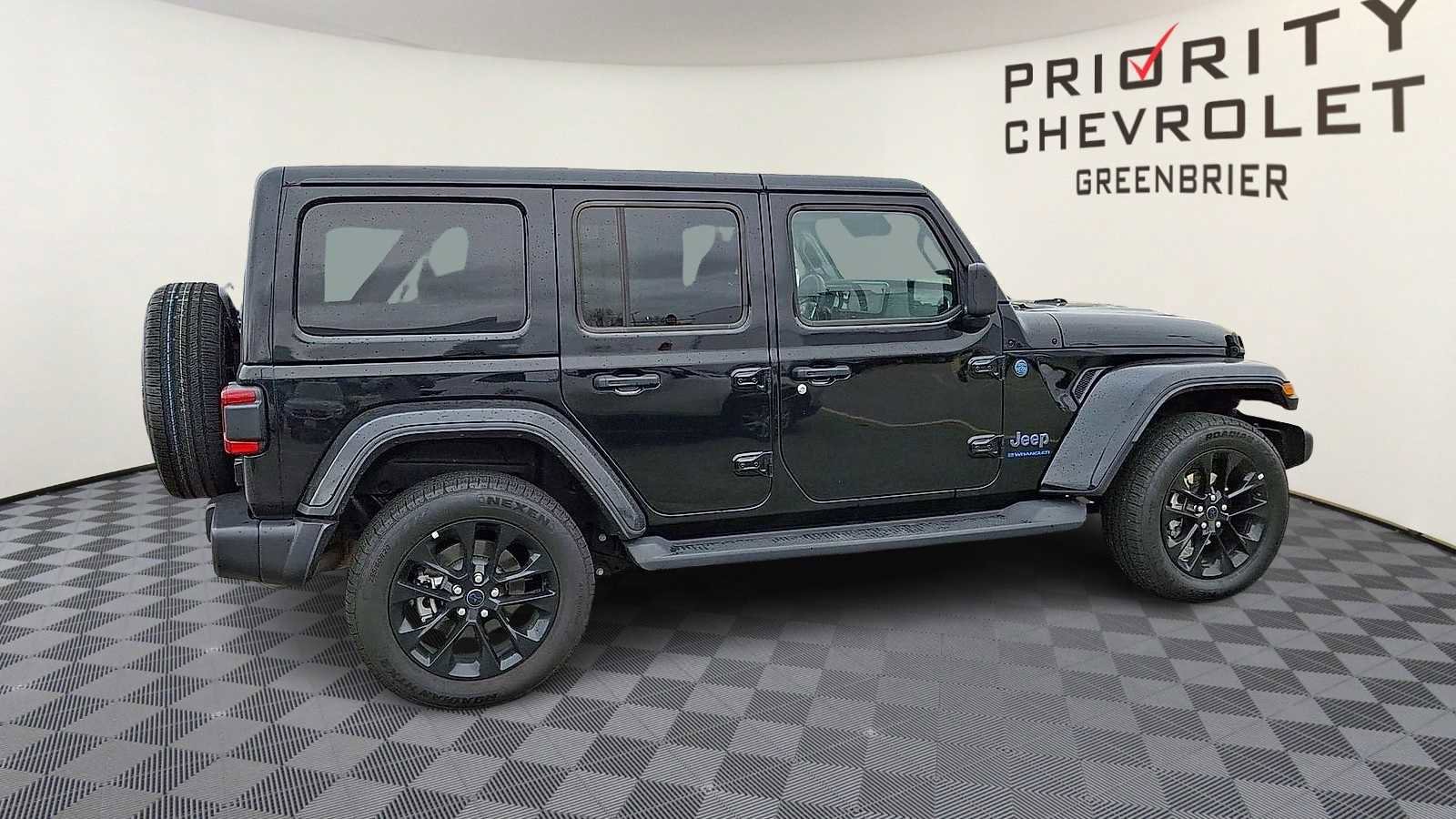 Used 2025 Jeep Wrangler Sahara image 9
