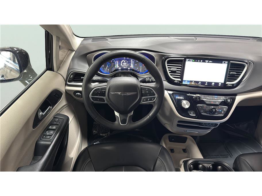Used 2024 Chrysler Pacifica Touring-L FWD image 30