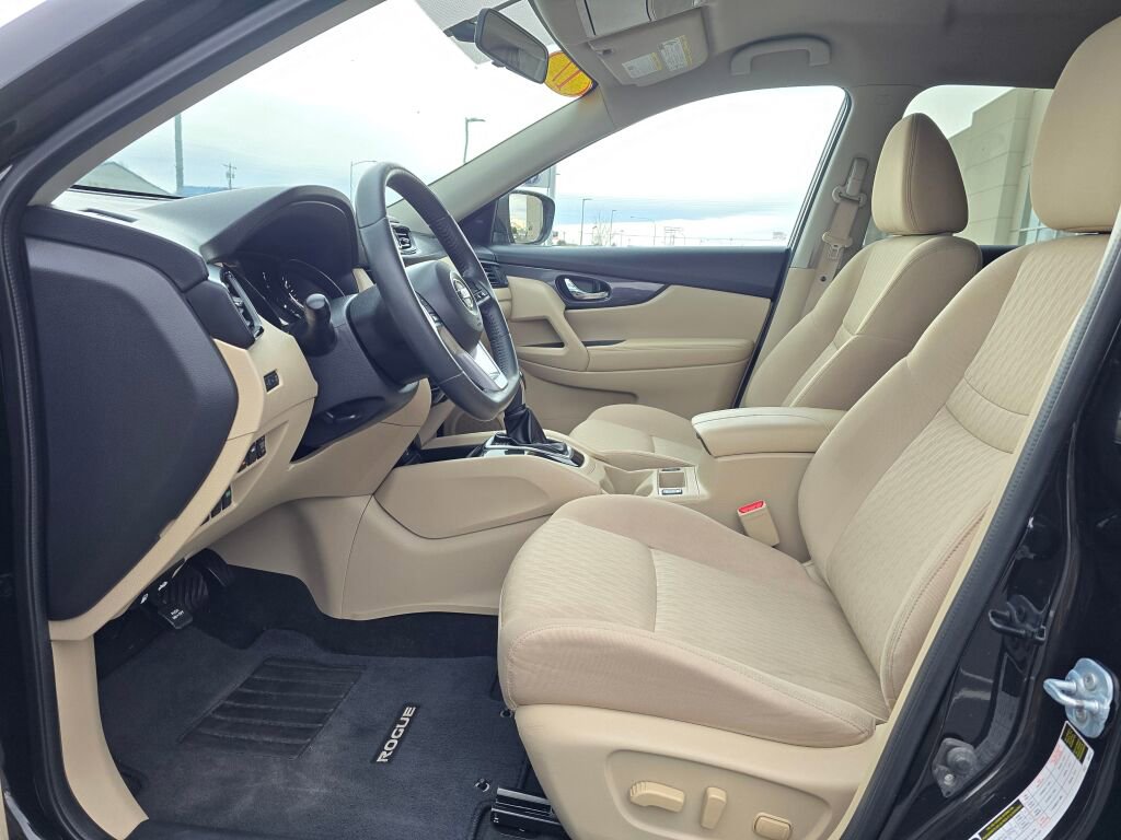 Used 2017 Nissan Rogue SV w/ SV Premium Package FWD image 11