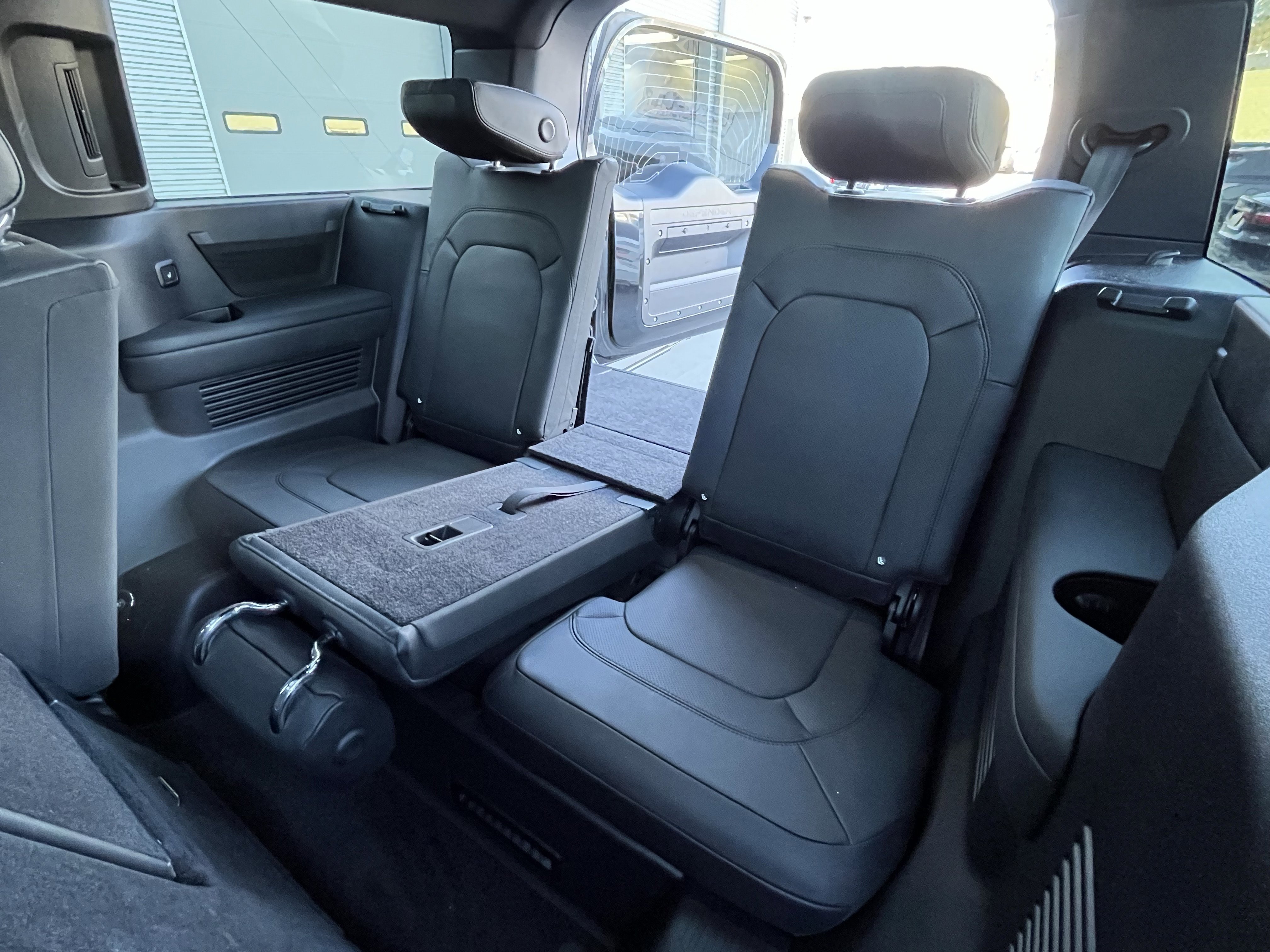 Certified 2024 Land Rover Defender 130 X-Dynamic SE image 31