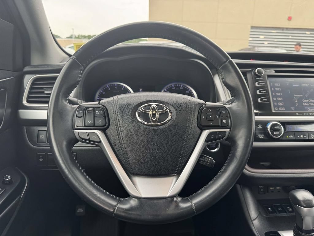Used 2019 Toyota Highlander XLE AWD/4WD image 13
