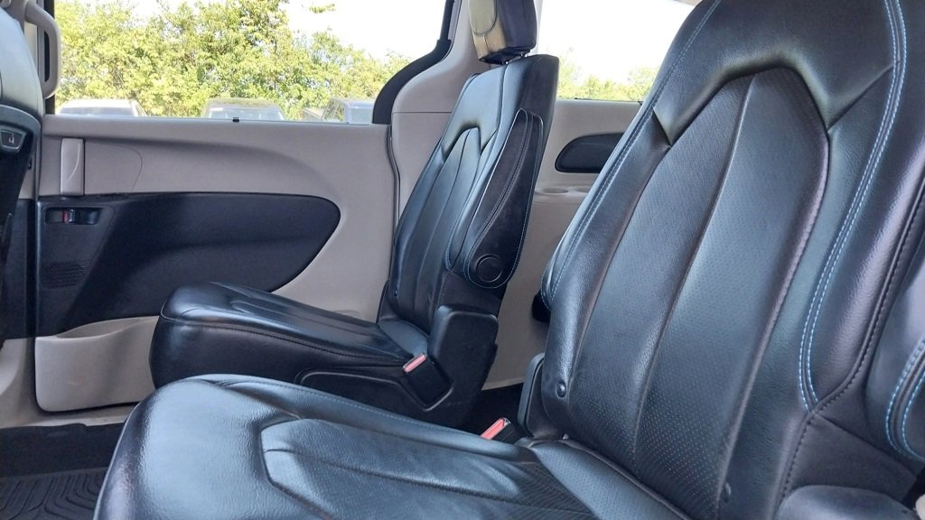 Used 2021 Chrysler Pacifica Touring-L image 15