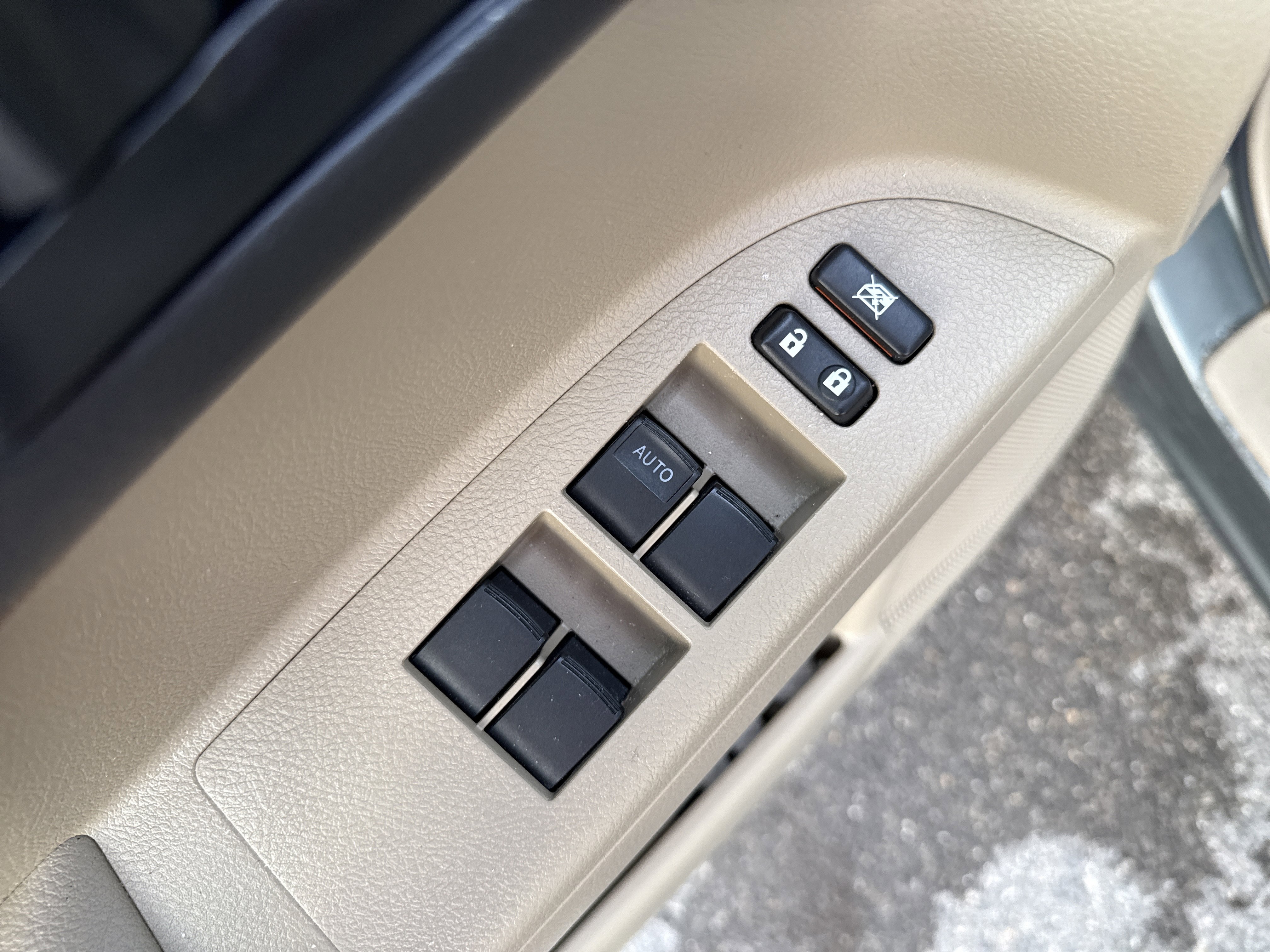 Used 2011 Toyota Highlander SE w/ Tow Pkg image 17