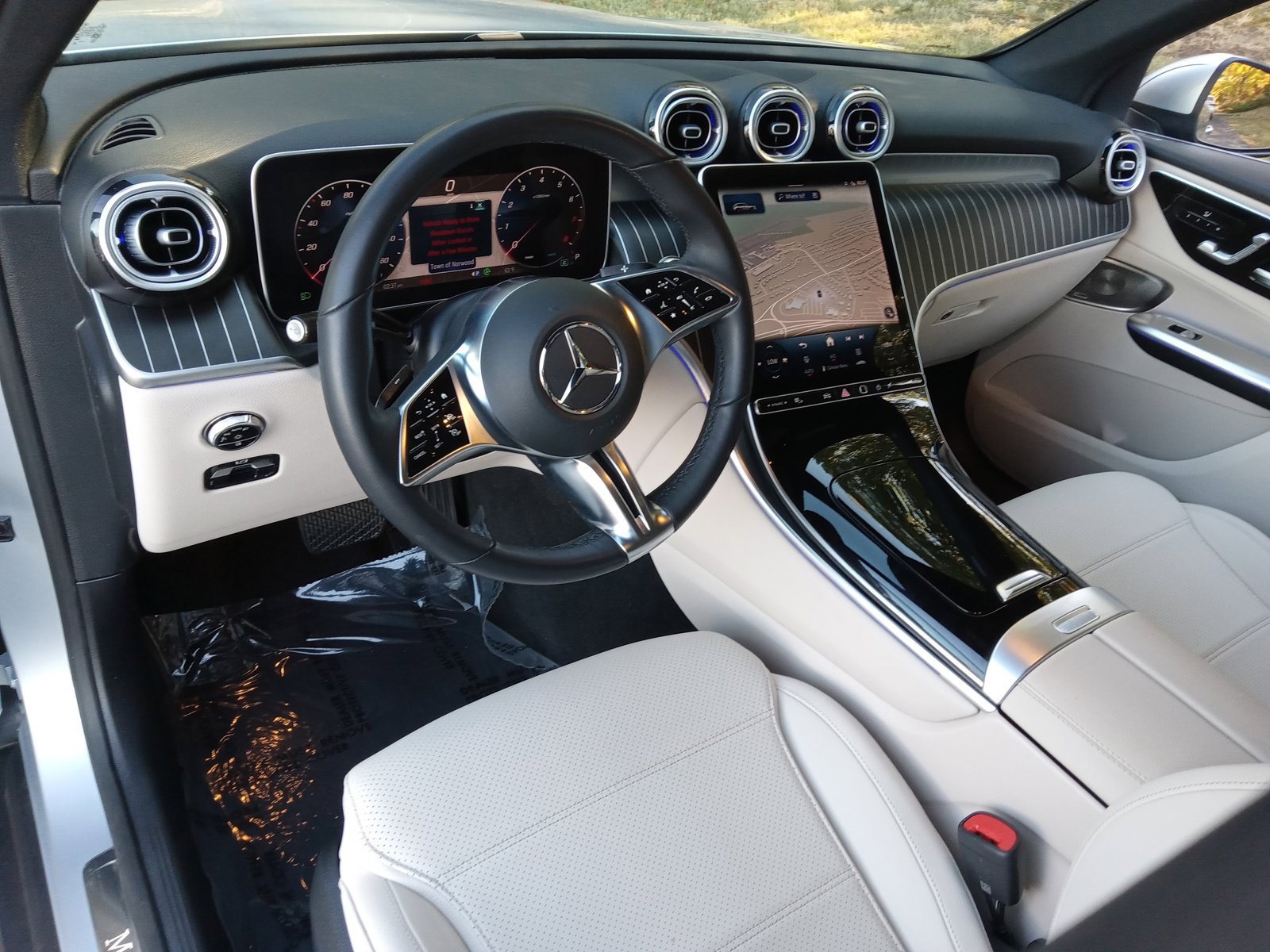 Used 2025 Mercedes-Benz GLC 300 4MATIC image 13