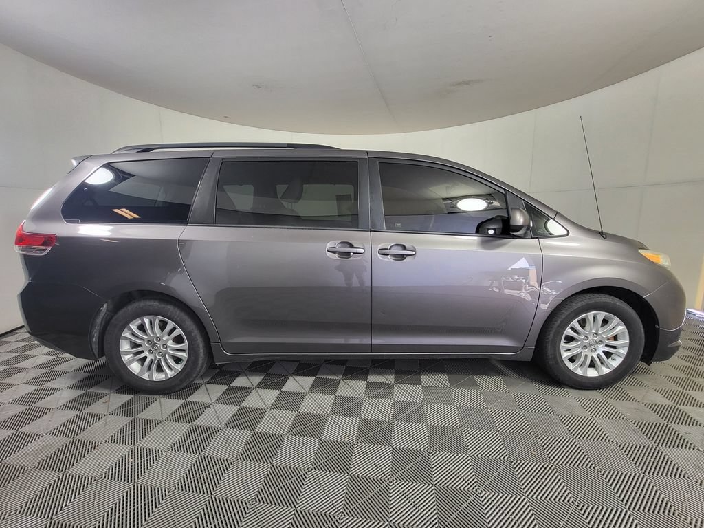 Used 2014 Toyota Sienna XLE FWD image 9