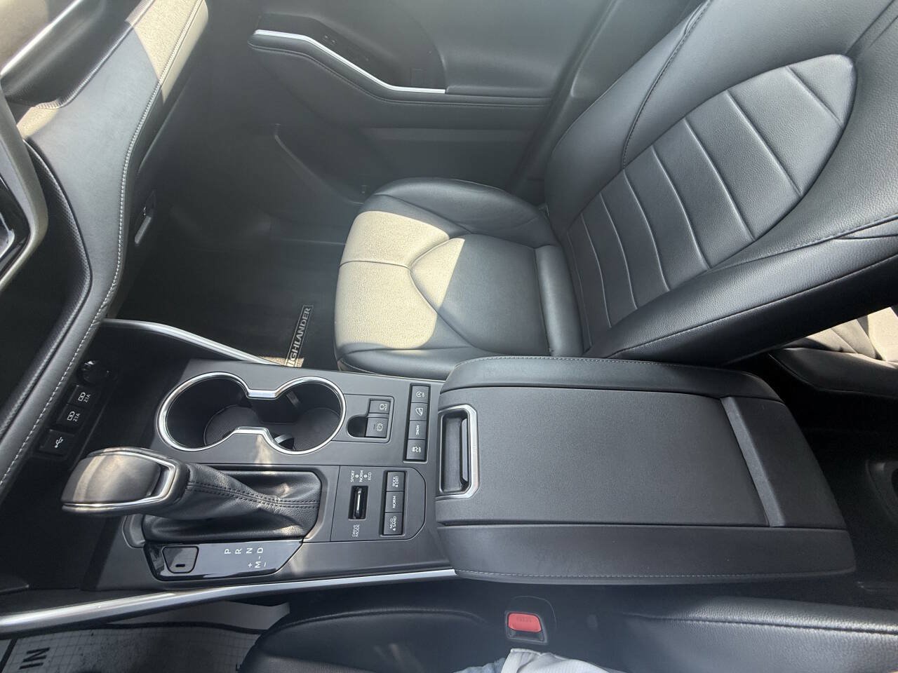 Used 2021 Toyota Highlander XLE AWD/4WD image 23