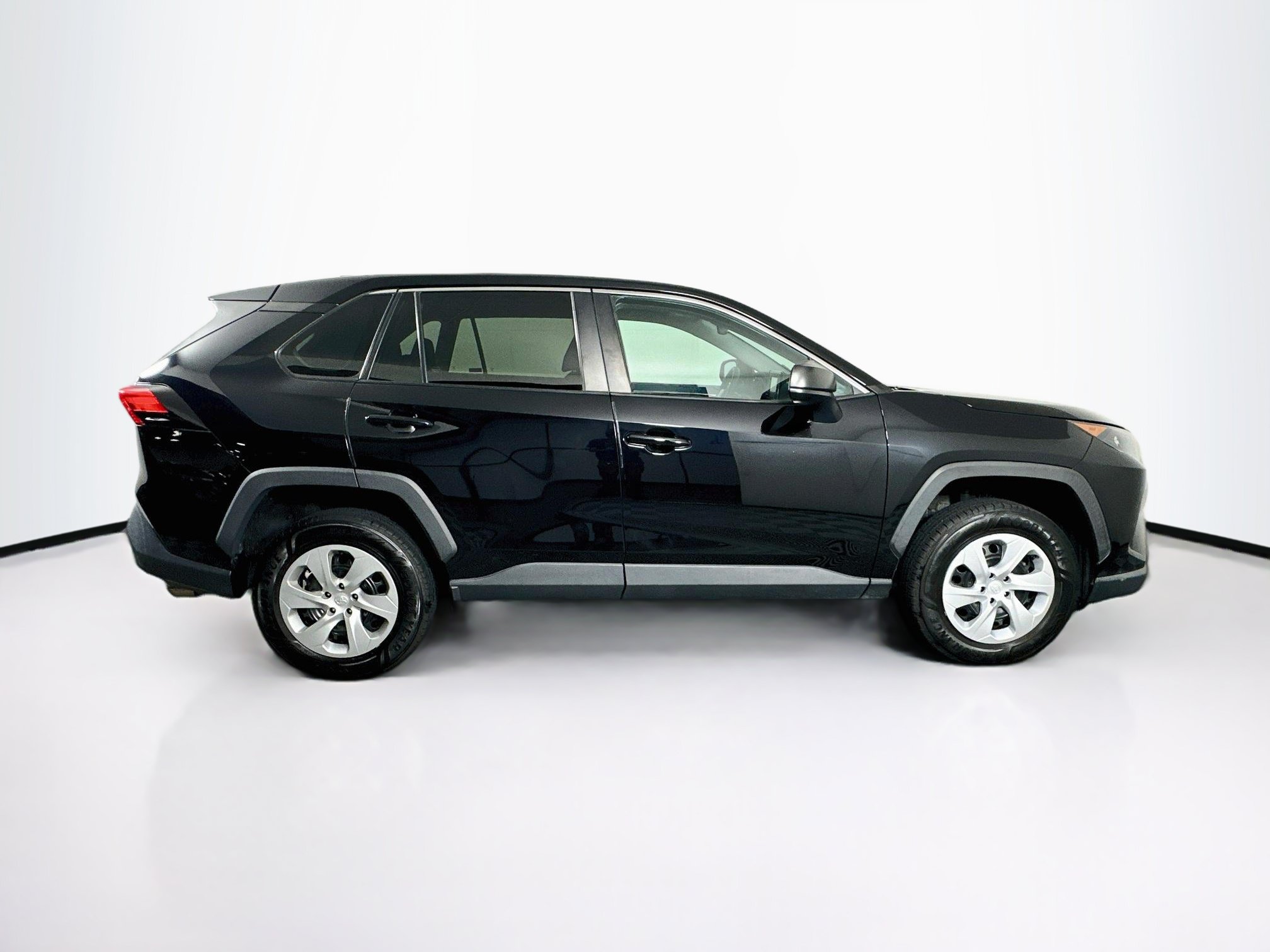 Used 2022 Toyota RAV4 LE FWD image 10
