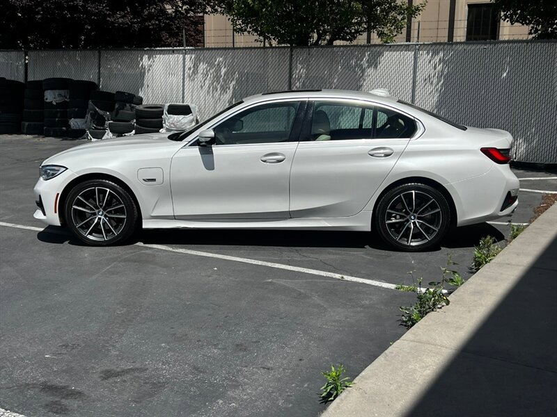 Used 2022 BMW 330e xDrive w/ Driving Assistance Package AWD/4WD image 4