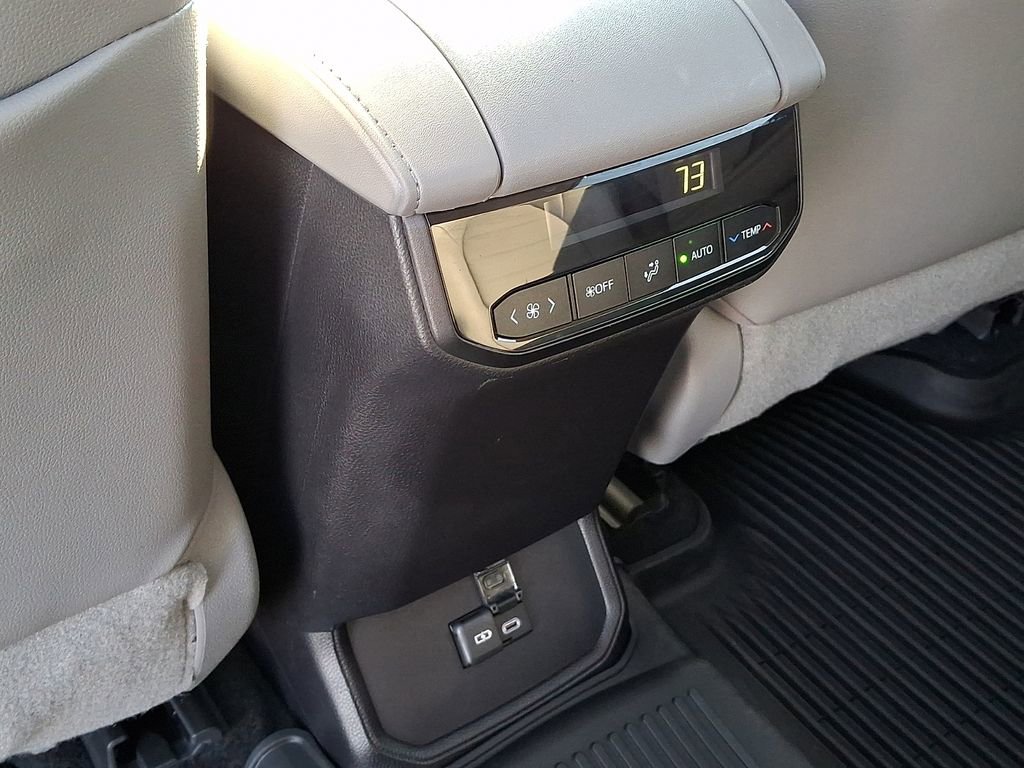 Used 2023 Toyota Highlander XLE FWD image 14